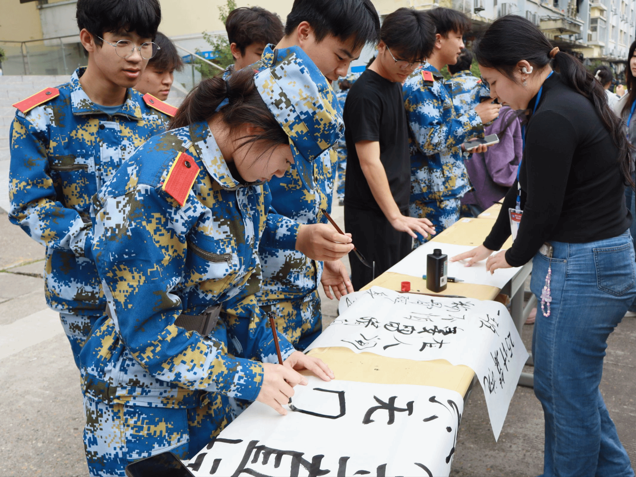 清廉教育进宿舍——信息工程学院团委举办签名书法系列活动