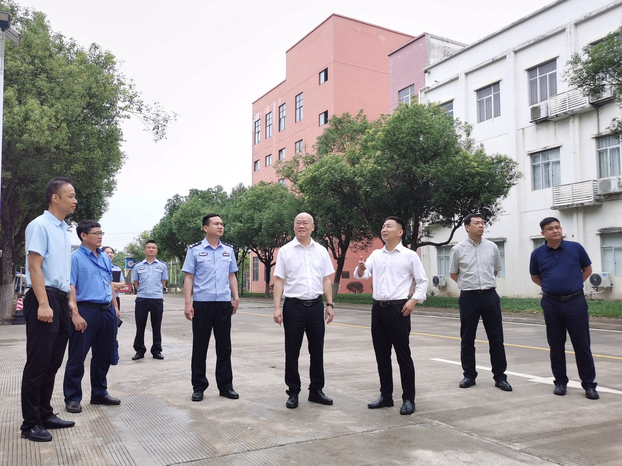 东盟管委会与公安分局领导到校调研校园安全工作