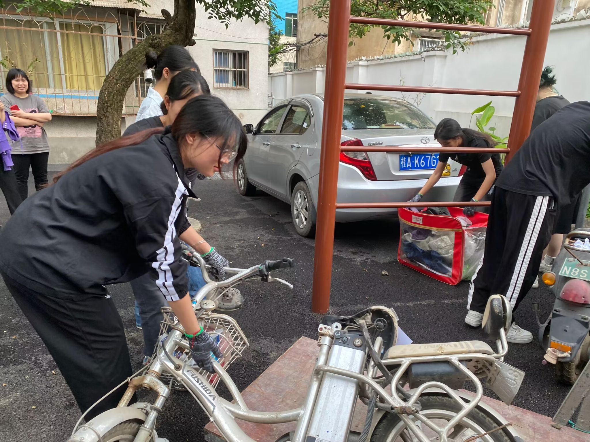 信息工程学院青年志愿者协助长堽东社区开展清理废旧车辆志愿服务活动